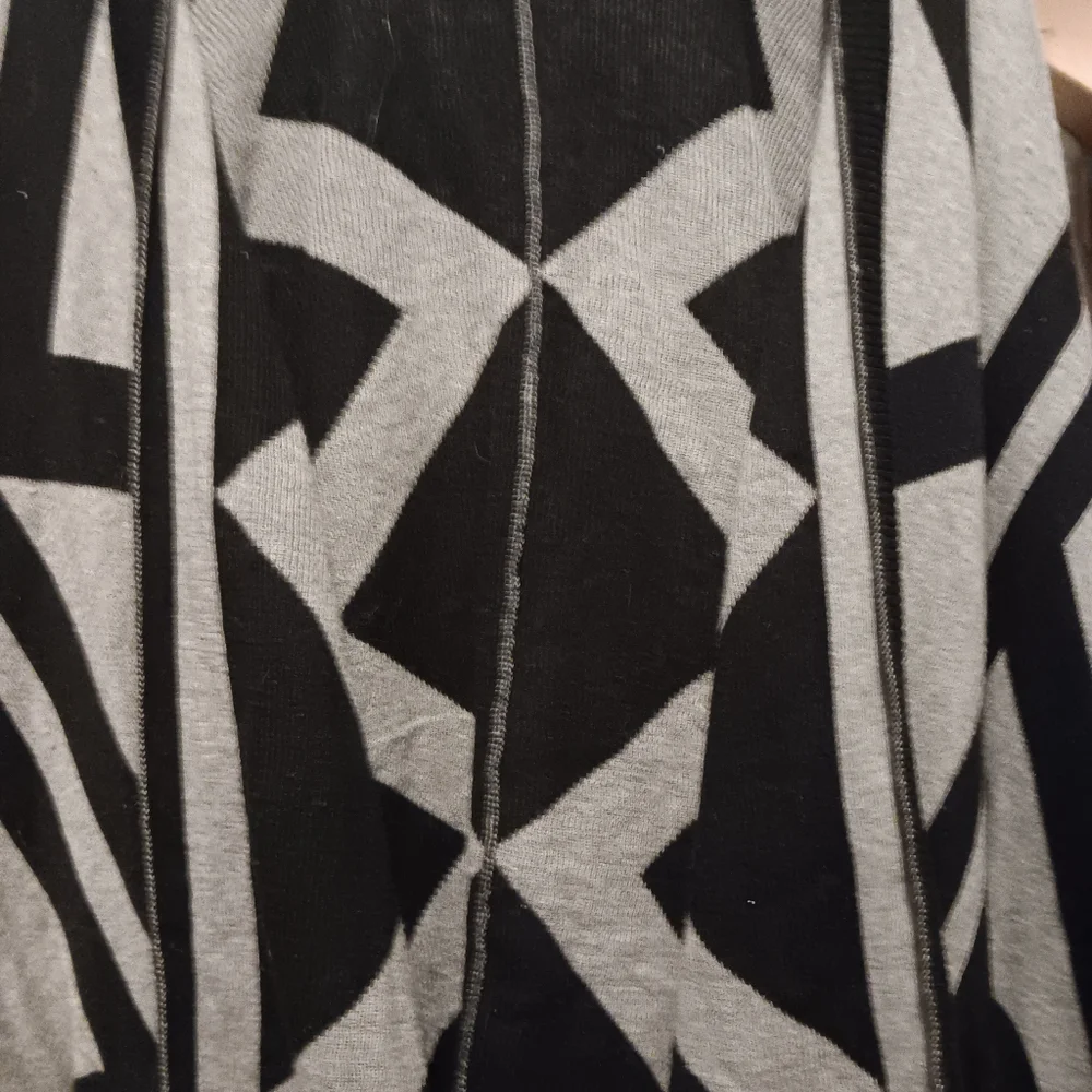 Mossimo unique pattern pocho/shrug. Great for a breezy night or day. M/L - Picture 3 of 10